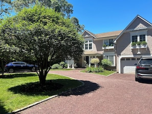 Circular driveway with plenty of parking.