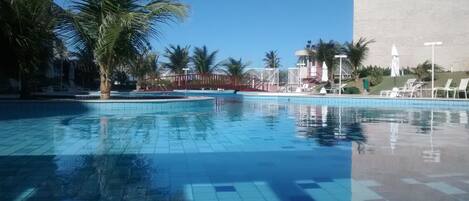 piscina com  diversas profundidades 