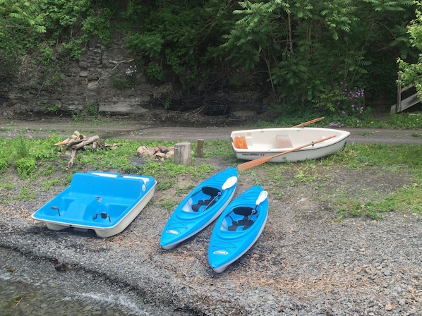 Owners share 2 kayaks,peddle boat & row boat w/guests at 2 rental properties