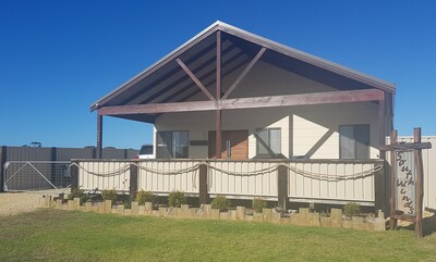 "SOUTH WINDS"  Large Modern family house close to shop, parks and river