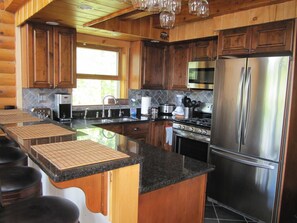 New Alder Wood Knotty Cabinets with Black Pearl Granit and S-Steel Appliances