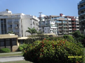 vista da praça dos bonecos e o predio Verde e BranCO;