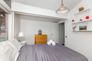Right Queen w/ Double Bed in Loft (Sleep 4)