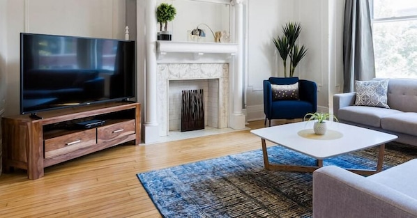 We are Superhost since 2015, over 3500 great reviews ! We have all the city permits and insurance required. * 100% LEGAL * This is the lovely living room with a 55" Smart Roku HD TV. Contact us! Contactez-nous!