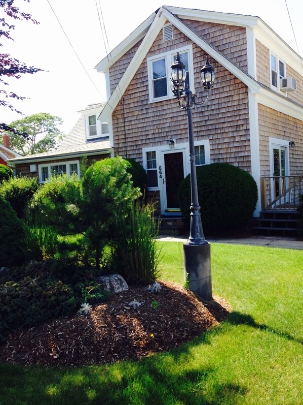 Large 4 bedroom house w deck, outdoor shower, parking, central location