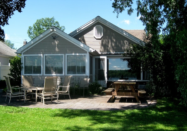 Pebble Beach Patio and Picnic Table