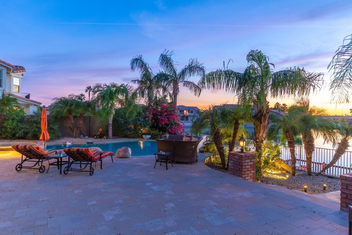 Desert Lakehouse Oasis:Heated pool, heated spa, & pontoon boat use included.