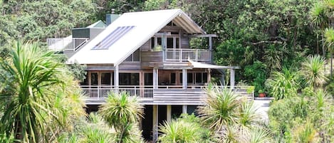 House showing roof top spa