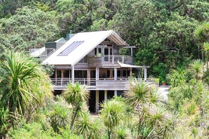 House showing roof top spa
