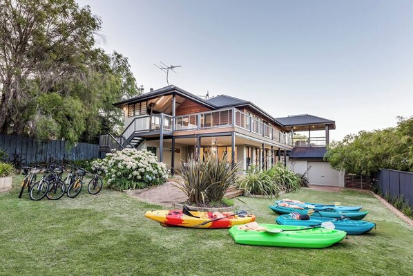 A coastal retreat with a fully enclosed garden, perfect for families and pets. Enjoy free use of kayaks and bikes for use!