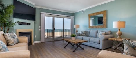 Family room overlooking beautiful blue ocean