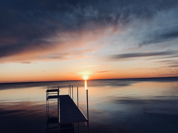 Enjoy the dock Memorial Day( if weather cooperates) - Labor Day 