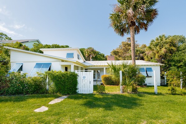 Joe's Folly/3 bedrooms/3 full baths/outdoor shower/stroll to beach or town.