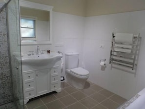 Elegant Bathroom with full Bath