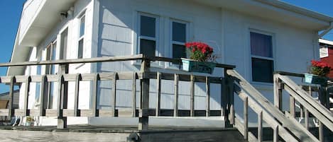 "Cozy" Cottage steps from the ocean!