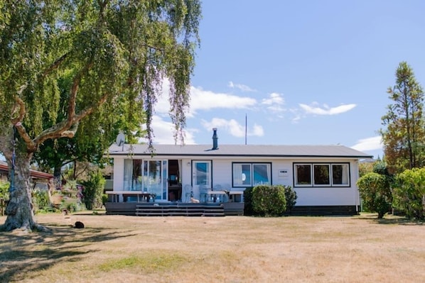 Unique original little Lockwood , with full Lake view .  Sleeps 7 . 