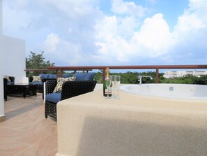 Sunbath, Jacuzzi, Barbecue, Dine, or just Relax all here on the rooftop patio