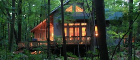 Cottage front - barefoot friendly path to water