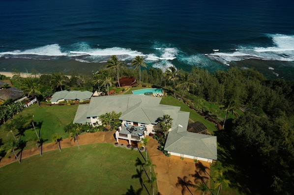 Hale Mana : Luxury estate w/ pool, hot tub, spa center, observation deck, 5 bedrooms, walk to beach, and a breathtaking location.