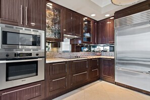 Fully Stocked Kitchen. Kitchen Aid Mixer, Professional blender, Sub Zero fridge.