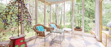 Lovely screened in porch with lake views -  serene and peaceful!
 