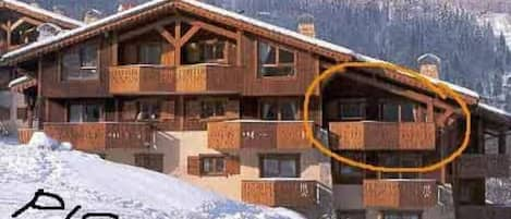 Façade en hiver. Le Chalet est sur la piste, près du départ Telecabine duPrarion