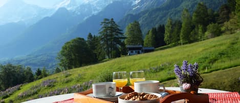 Vue depuis le balcon sur le Mont Blanc pour le petit déjeuner