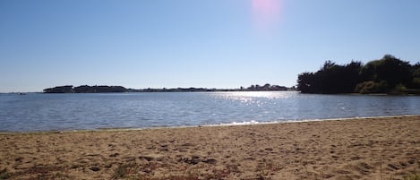 petite plage sur la ria à 150m