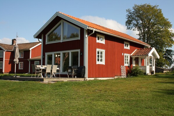 Vacker timmerstuga bara 60 meter från sjön.
Utbyggd och renoverad 2018.
