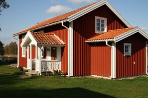 Vackra omgivningar med betande djur tvärsöver sjön