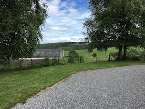 L'arrière de la maison est cloturé avec pelouse et espace pour barbecue