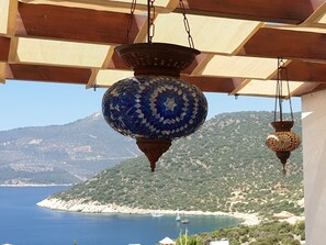 10:00 am on Villa Elsa’s top terrace, breakfast being taken here & on boats