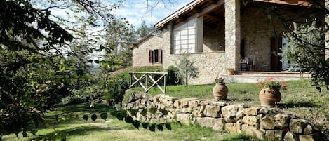 exterior of the apartment Il Melograno with the patio
