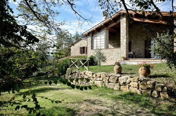 exterior of the apartment Il Melograno with the patio
