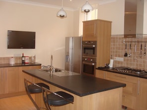 Modern and fully equipped kitchen with breakfast bar