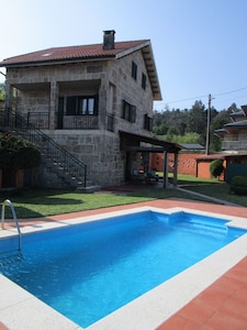 Vilaboa, Casa de piedra en entorno rural, piscina, wifi, bien comunicada