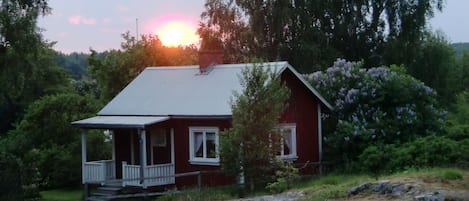 Das Ferienhaus liegt 120 m vom Vänernsee.
