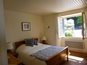 Standard double bed
