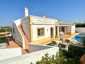 Villa Ana is all on one level, ground floor. 3 bedrooms, 3 bathrooms, with 2 private bathrooms. Located in the lovely Quinta dos Alamos. With a sunny south facing, long pool 10 x 2.10 metres with walk in Roman steps, with depths from 1 m to 1.8 metres.