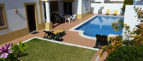 Villa Ana's very sunny south facing, 3 bedroom villa with private pool, located in the very green & beautiful Quinta dos Alamos.