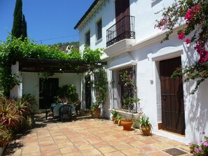 Villa Daimalos, Outside Dining Area
