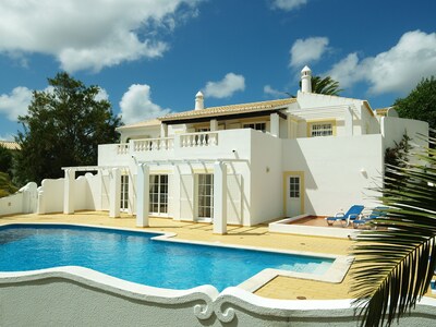 Luxury 4/5 Bed Villa mit privatem Pool, Meer, Golf und Seeblick