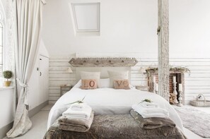 King sized bed, with extra blankets and high quality linen.