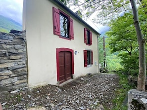 L'entrée de la maison , côté sentier.