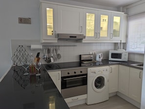 fitted kitchen 