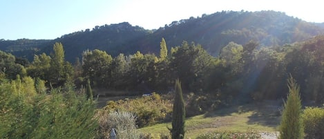 piscine maison de droite, vue sur les collines