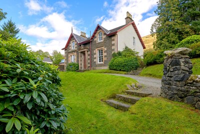 Familia y casa amigable mascota de casa con vistas al lago Long, por Loch Lomond