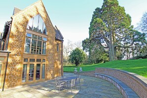 The Annex and The Old Vicarage Patio
