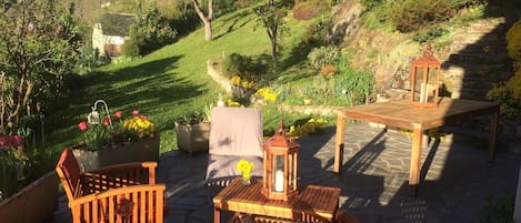 L’été: terrasse et jardin au printemps