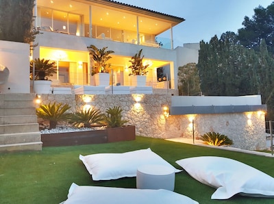 Luxury Villa with Spa and heated pool. Panoramic views to the Sea and Golf